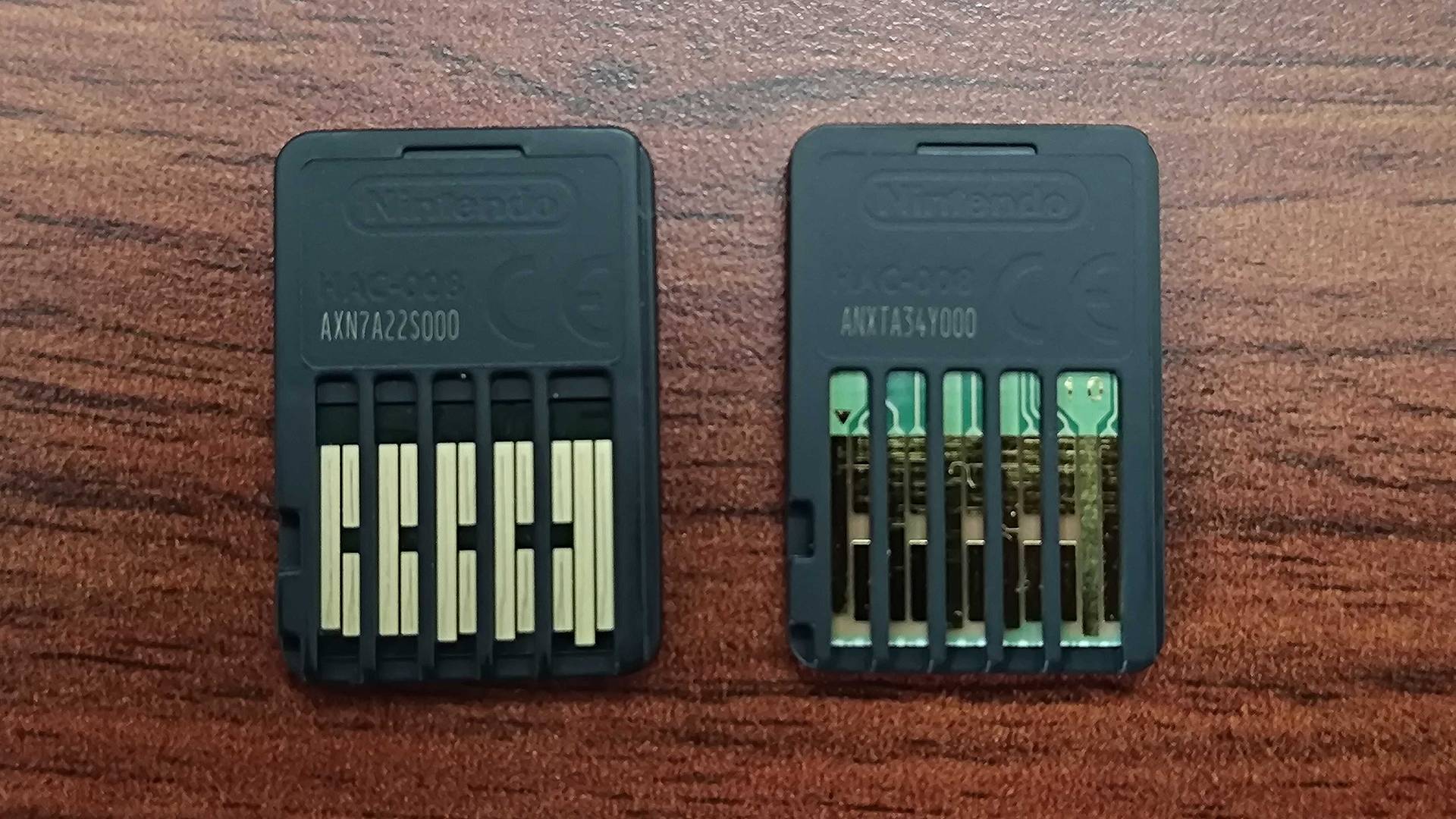 Nintendo Switch cartridge variants with larger dark green game on left and smaller light screen game on right.