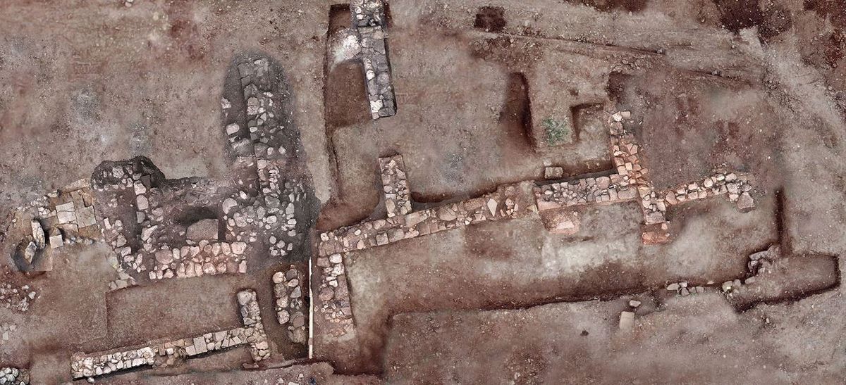 The remains of residential buildings found at Tenea date between roughly 300 B.C. and A.D. 400. 