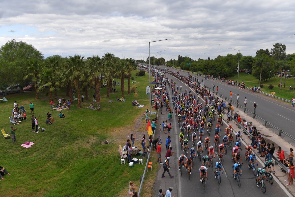 The peloton thins out into a long line