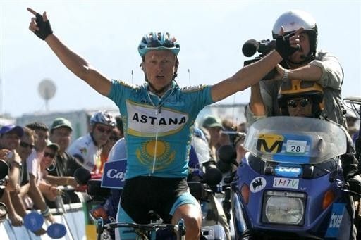 Alexandre Vinokourov (Astana) wins the stage atop Alto de La Cobertoria