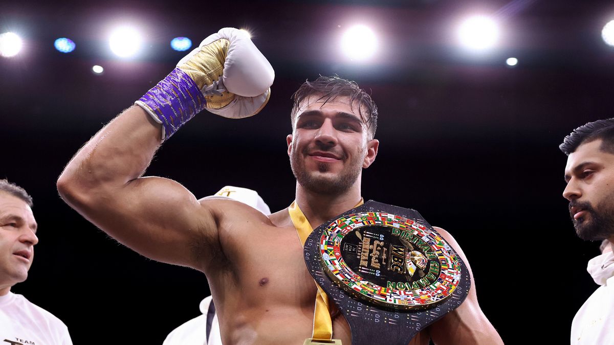 Tommy Fury raised a gloved hand and posed for a photo with his title belt ahead of the KSI vs Fury live stream