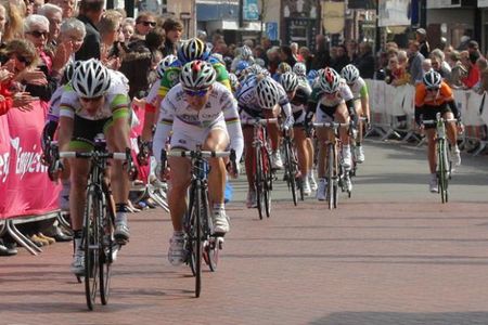 Marianne Vos (Nederland Bloeit) dashes toward victory