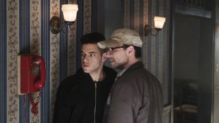 Mr Robot -sarjan henkilöt katsovat punaista puhelinta