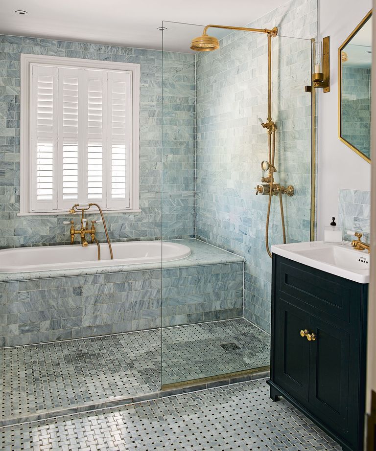 蓝色瓷砖浴室里的湿房间创意。