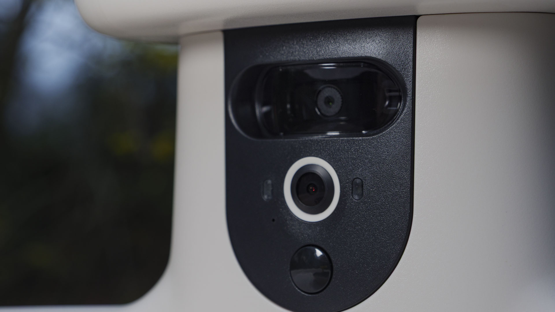 Closeup of the Birdfy Bird Bath Pro's camera
