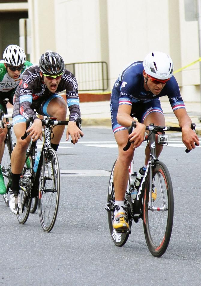 Bobby Lea (CustomVelo.com) shows a youngster a new move