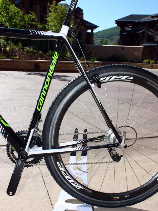 Flattened sections on the seat- and chain stays presumably will offer a slightly softer ride than current CAAD9 'cross frames.