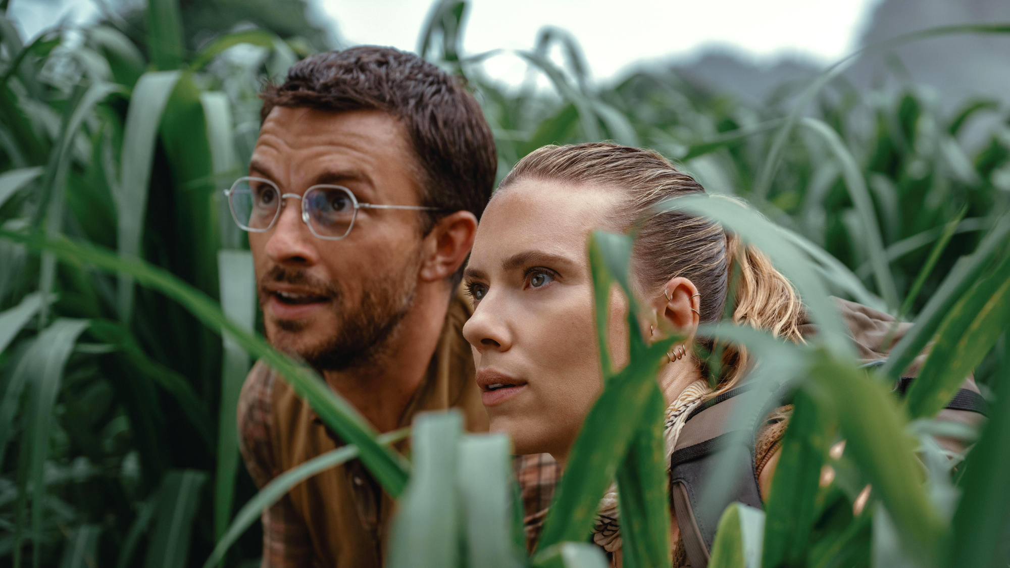 Jonathan Bailey and Scarlett Johansson in Jurassic World: Rebirth.