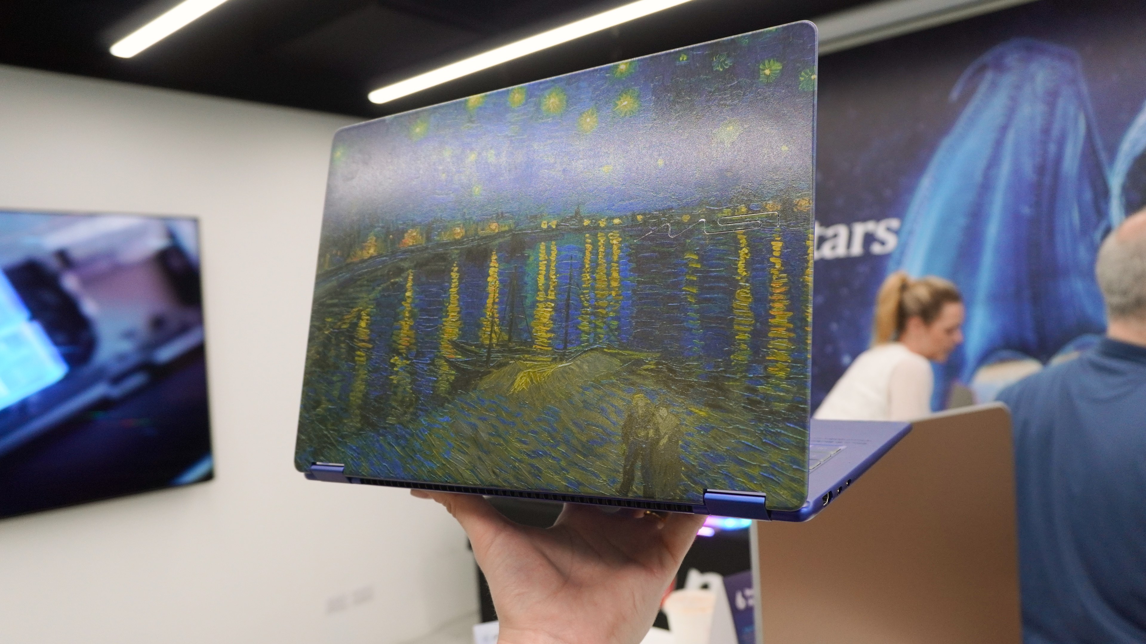 MSI Prestige 14 Flip AI+ Vincent van Gogh Edition