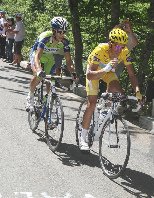 Vincenzo Nibali (Liqugas) rides on the wheel of Alberto Contador (Astana)