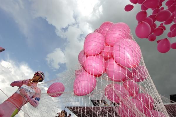 The balloons are ready for maglia rosa Vincenzo Nibali (Liquigas-Doimo)