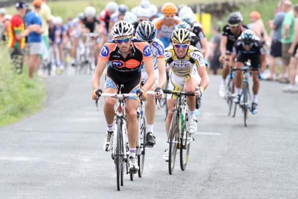 Ian Bibby (Motorpoint - Marshalls Pasta) leads Mark Cavendish (HTC-Columbia) and the bunch on the main climb.