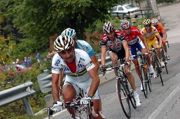 Paolo Bettini (Quick-Step) digs deep before going free