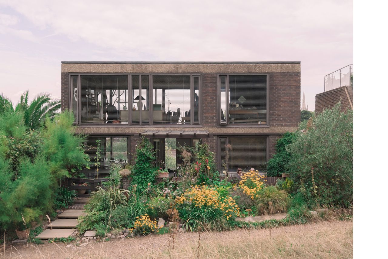 &#039;Modern Buildings&#039; book featuring 11 Westgrove Lane, by Leo Rubinstein and Michael Hohmann