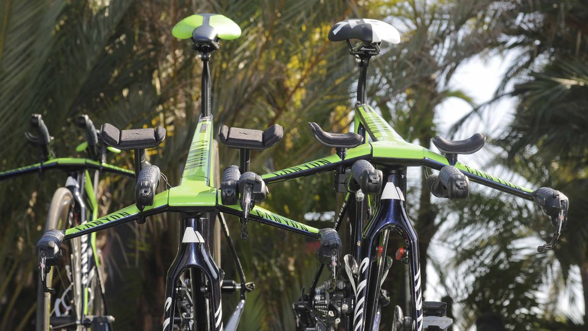 his pair of Movistar team Canyon Speedmax machines show markedly different rider positions, and the hidden front brake