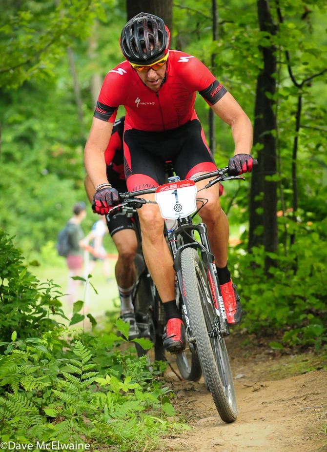 Todd Wells (Specialized) with Ettinger glued to his wheel