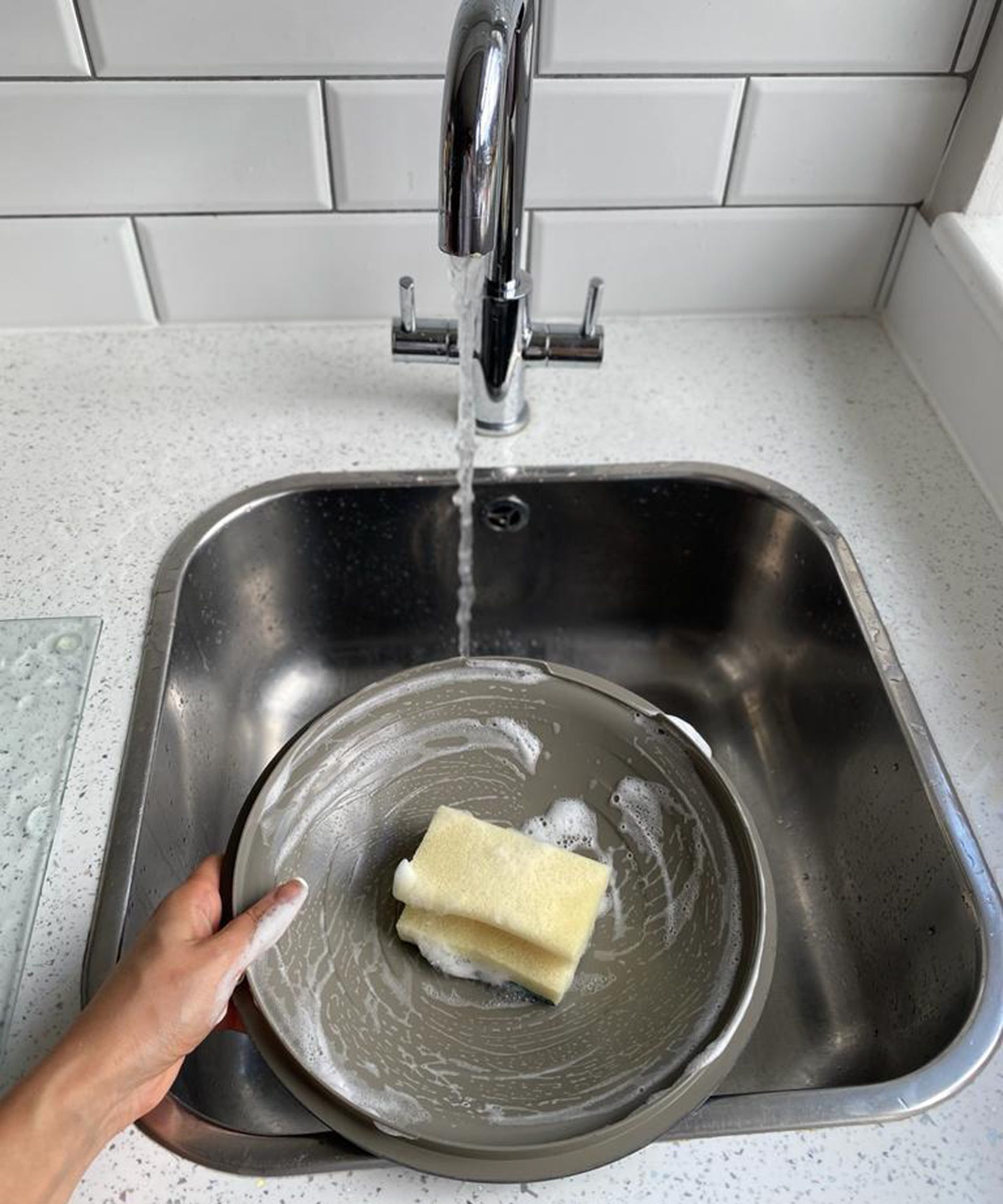 Christina Chrysostomou mendemonstrasikan cara membersihkan tutup panci anti lengket