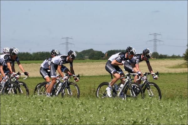 Saxo Bank riders work together