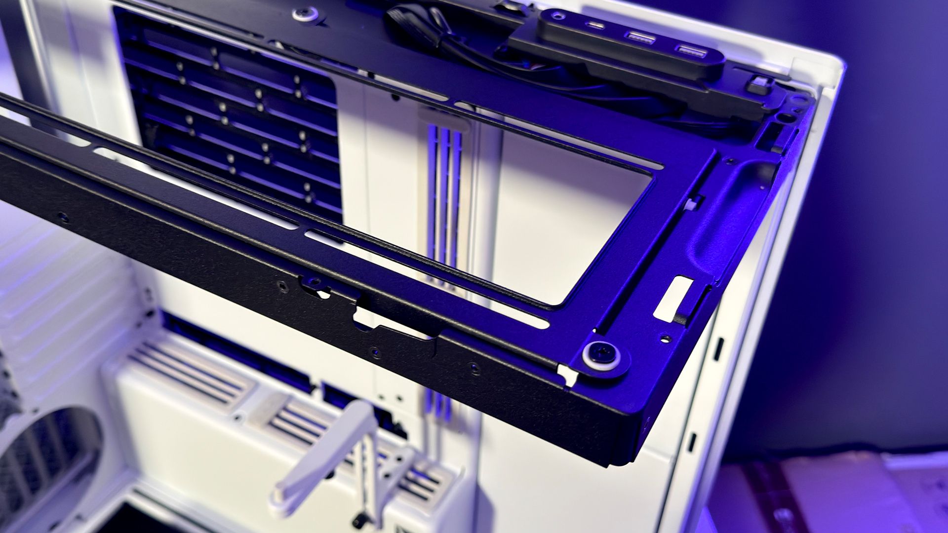 The Havn HS 360 PC case in black and white on a desk.