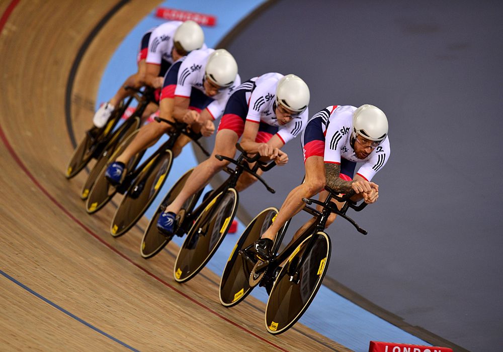 Bradley Wiggins leads Great Britain to the finals
