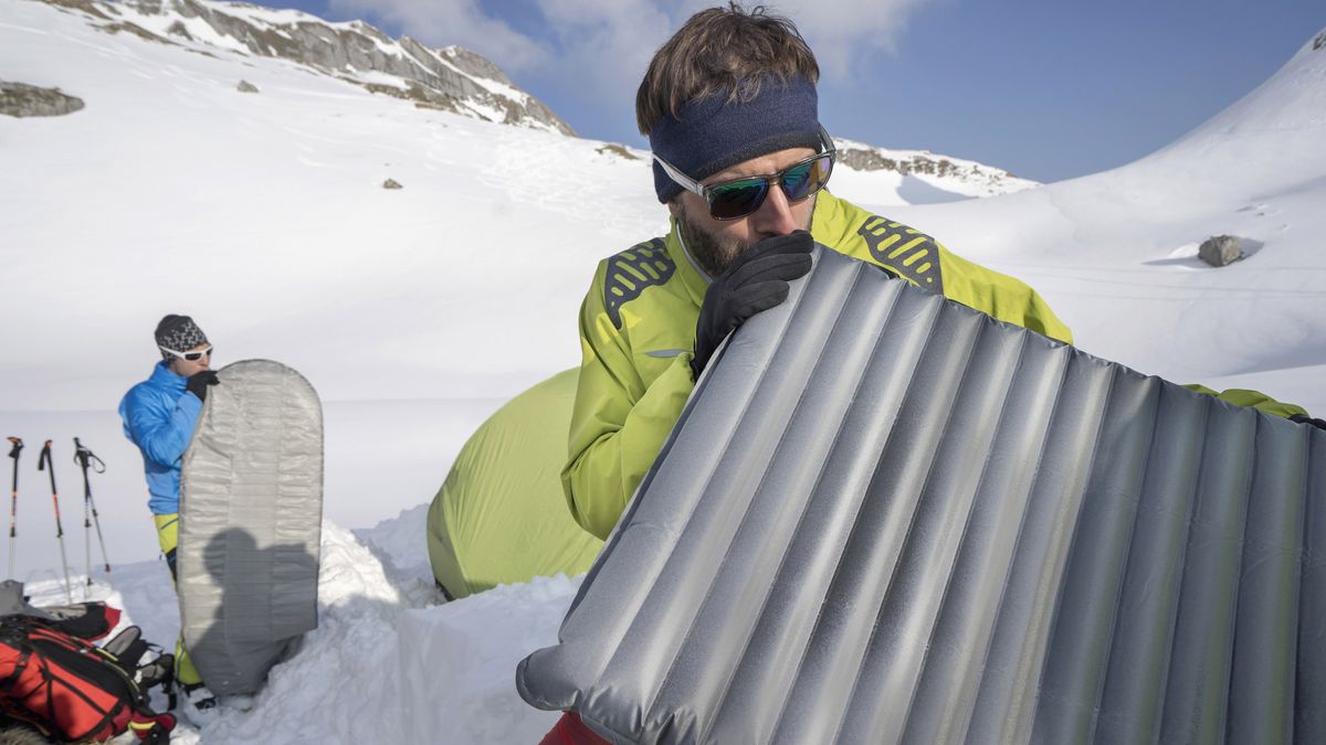 Sleeping pad vs air mattress the sleep systems do battle Advnture