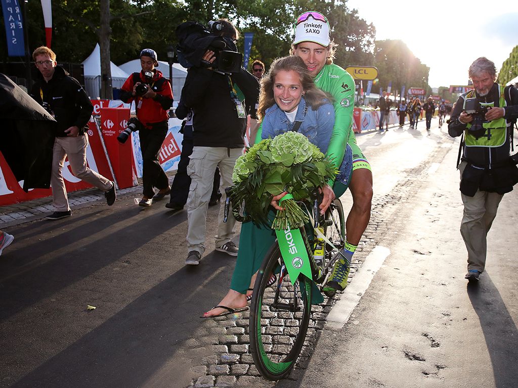 Sagan celebrates his fourth green jersey in Paris with his wife