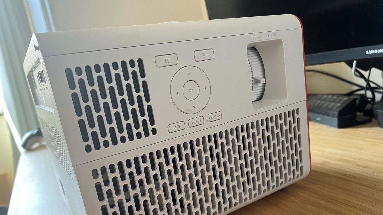 Left side of BenQ X3100i, showing control panel and zoom / focus dials