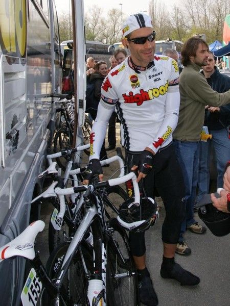 Hincapie greets a fan as he heads for the start line.