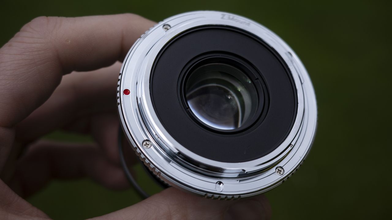 Rear mount of the Pergear 25mm f/1.7 lens