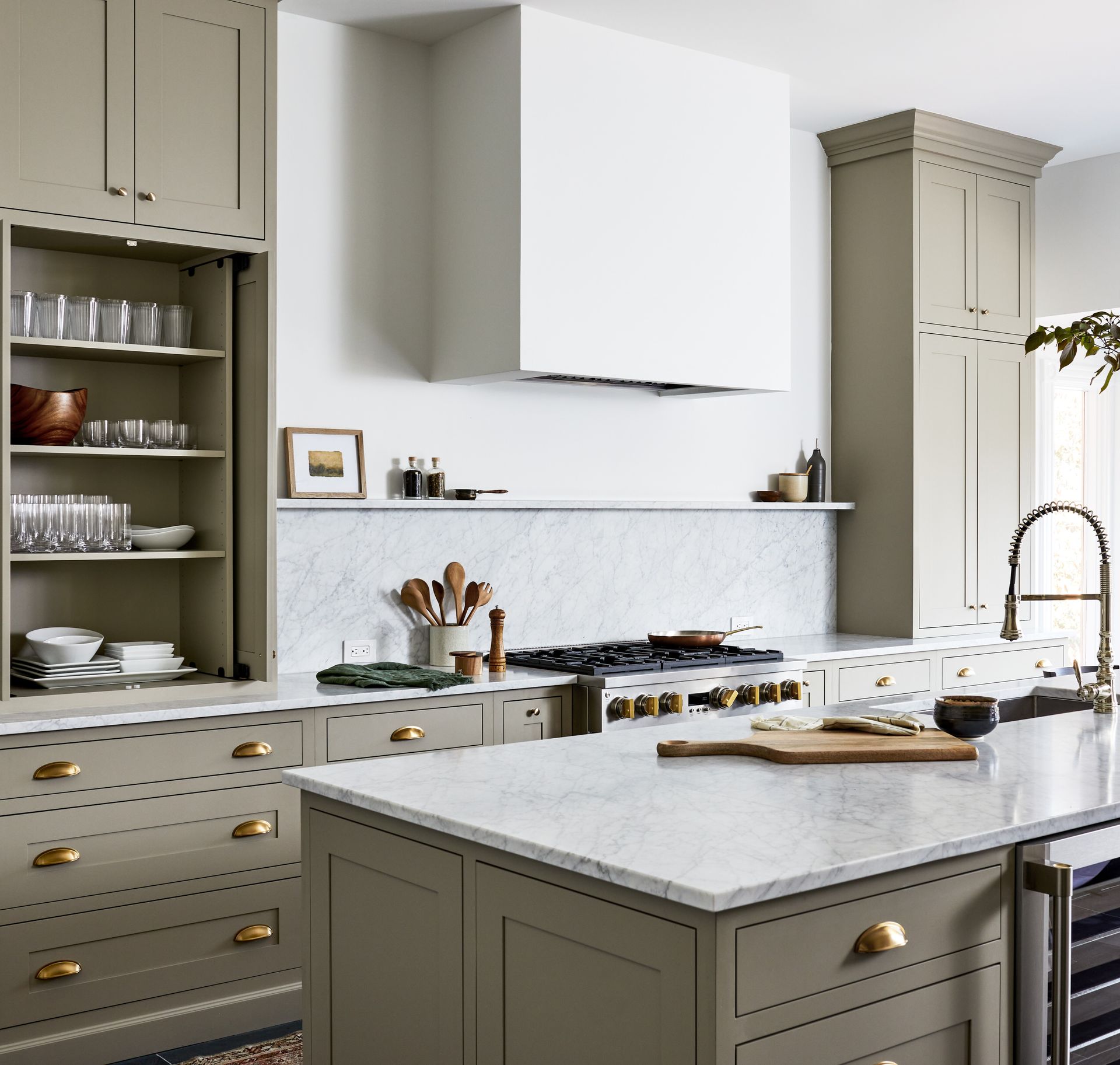 Should Kitchen Cabinets be Darker or Lighter Than Walls? | Livingetc