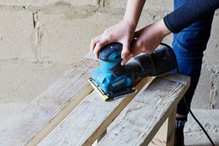 how to build a pallet bench: sanding