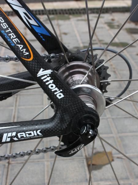 Carbon dropouts are used both front and rear.