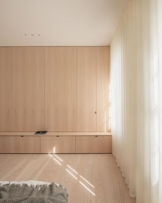 O’Sullivan Skoufoglou crafts minimalist timber-clad Kensington interior