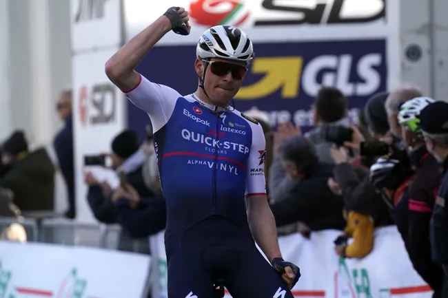 Mauro Schmid conquista il successo a Riccione (Massimo Fulgenzi/SprintCyclingAgency)