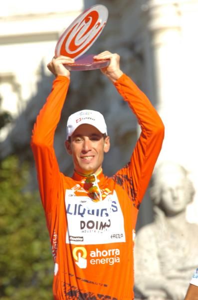 Vincenzo Nibali (Liquigas-Doimo) lifts the winner's trophy