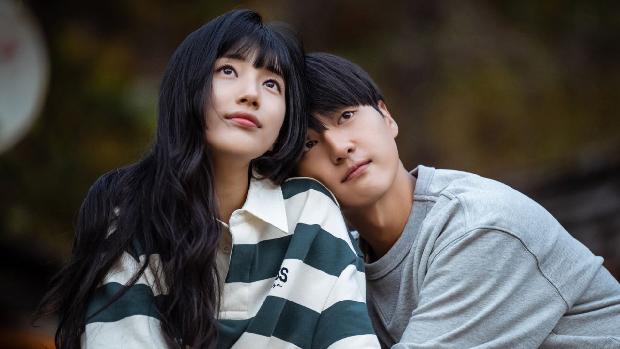 Bae Suzy as Lee Doona, Yang Se-jong as Lee Won-jun in DOONA!