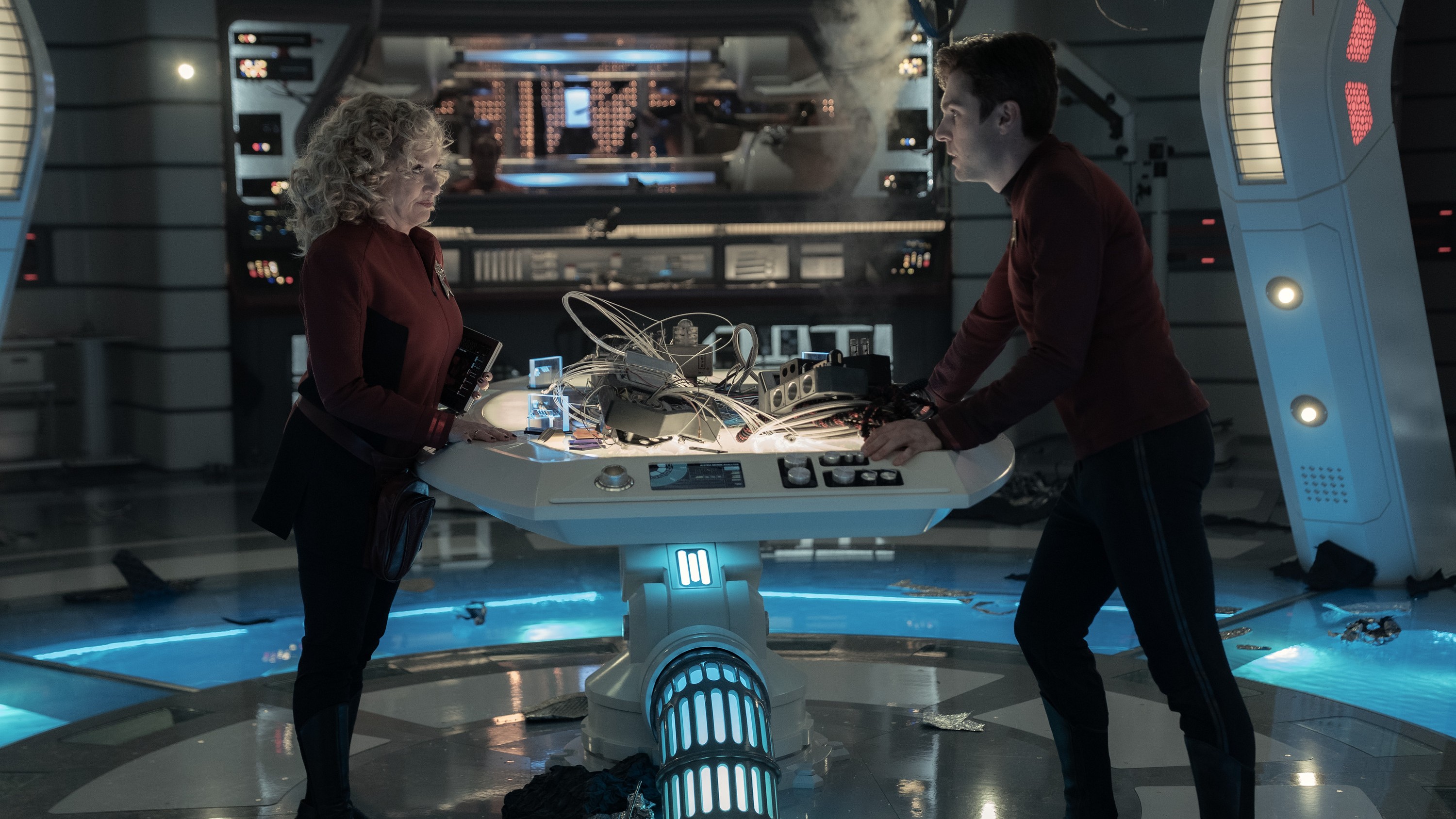 Carol Kane as Pelia and Martin Quinn as Scotty discussing a plan in Star Trek: Strange New Worlds season 3