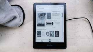 Amazon Kindle Paperwhite Signature Edition charging on Qi-Charger