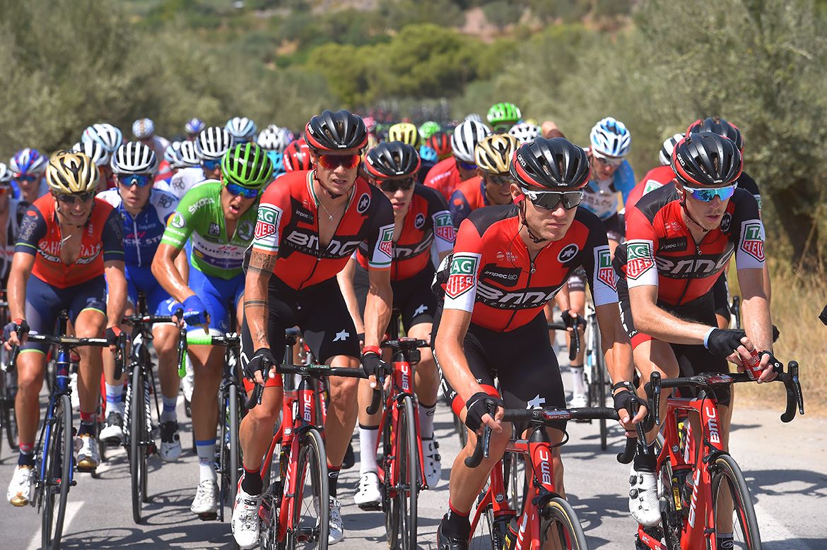 Tejay van Garderen (BMC) with his teammates