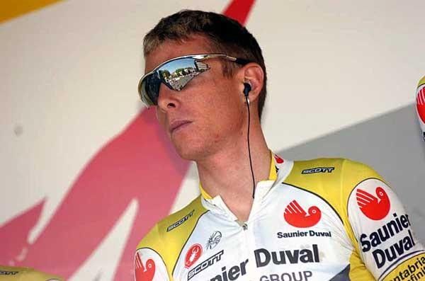 Riccardo Ricc&ograve; (Saunier Duval-Prodir) looking serious at the sign on.