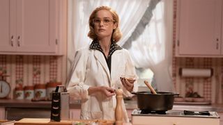 La scientifique Elizabeth Zott (Brie Larson) fait une démonstration de cuisine dans Lessons in Chemistry.
