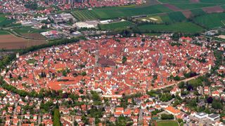 Nördlingen's town walls match the likely dimensions of the crater-forming meteorite.