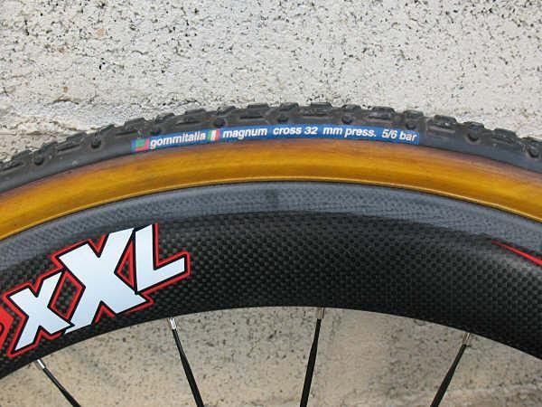 The larger 32c casing on Gommitalia's Magnum Cross is a good choice for the 'all condition' cyclo-cross circuits.