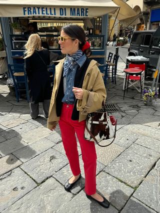 Fashion influencer Vicky Montanari wearing a chic fall outfit with jeans.