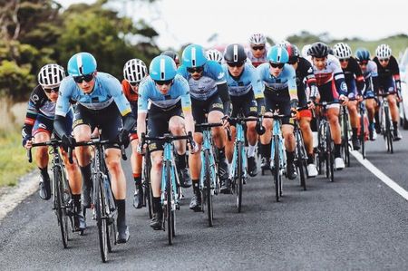 MobiusBridgelane riding on the front of the peloton