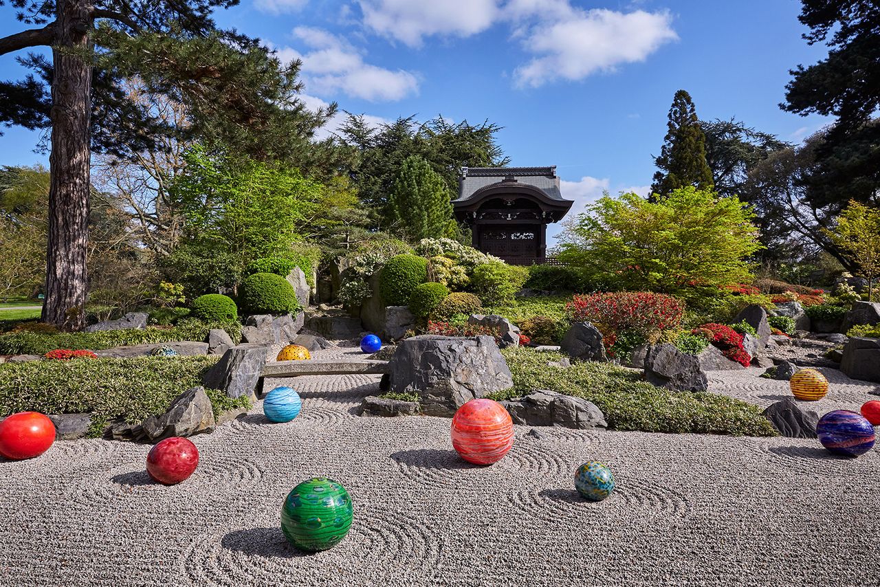 Chihuly’s glass sculptures are in bloom at Kew Gardens