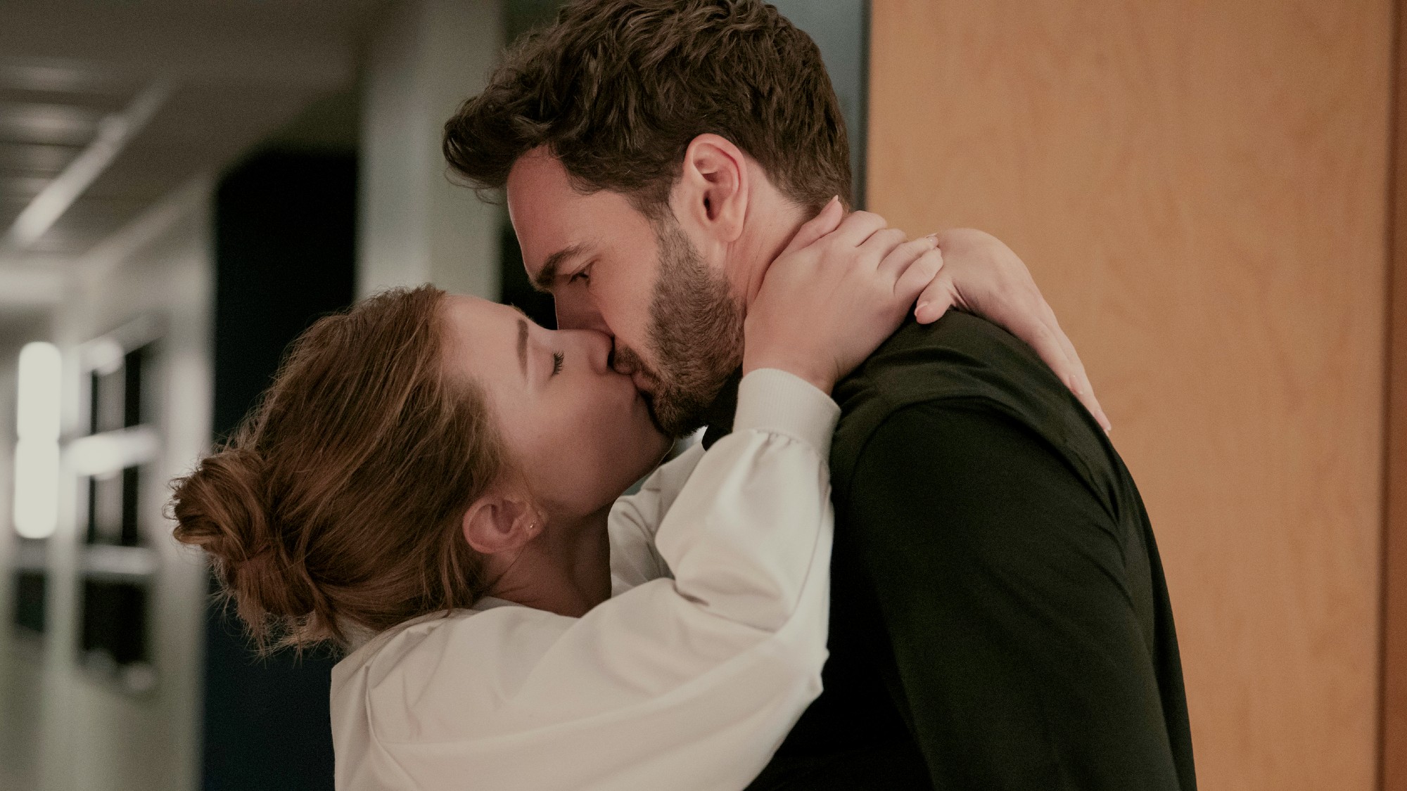Lili Reinhart and Tom Bateman kissing in The Love Hypothesis. 