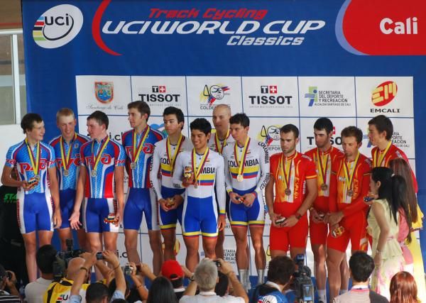 Men's team pursuit podium: Lokomotiv Moscow (2nd), Colombia (1st) and Spain (3rd)