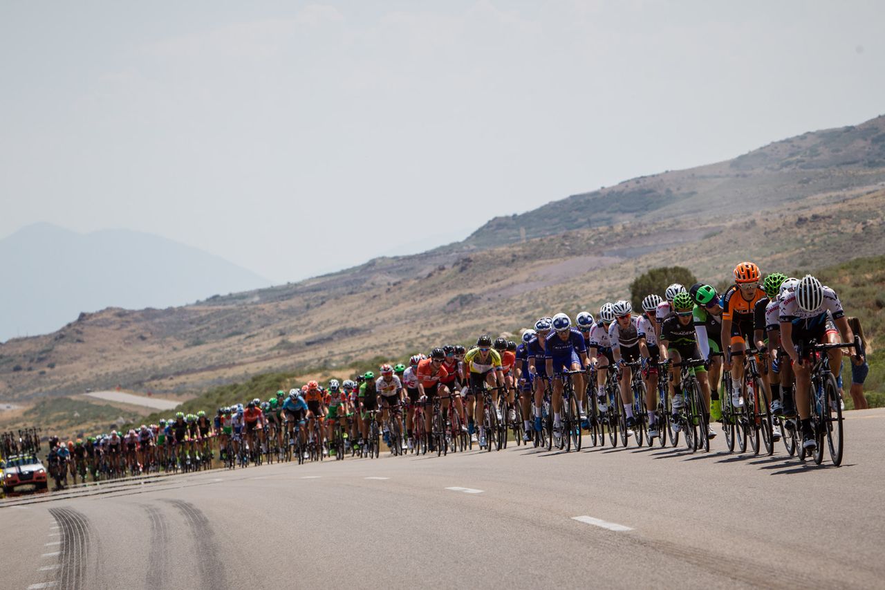The peloton lined out