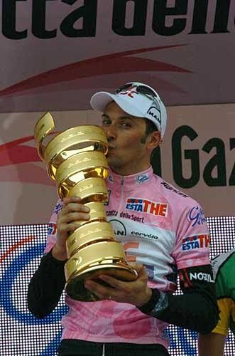 Ivan Basso kisses the spoils